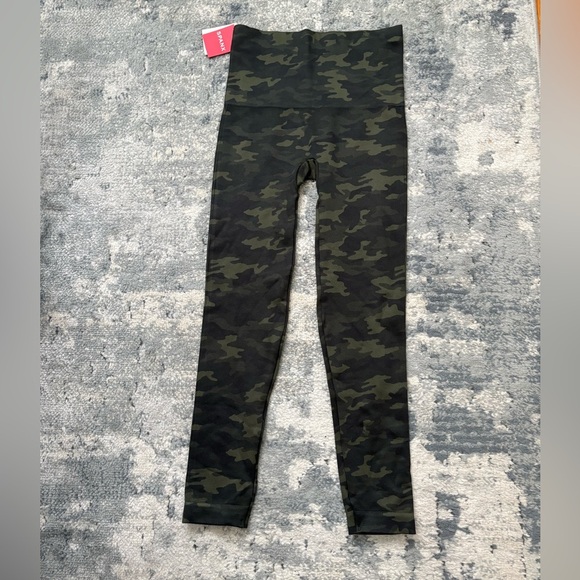 NWT $68! SPANX Look At Me Now Leggings SZ Small, Green Camo. - Picture 3 of 5